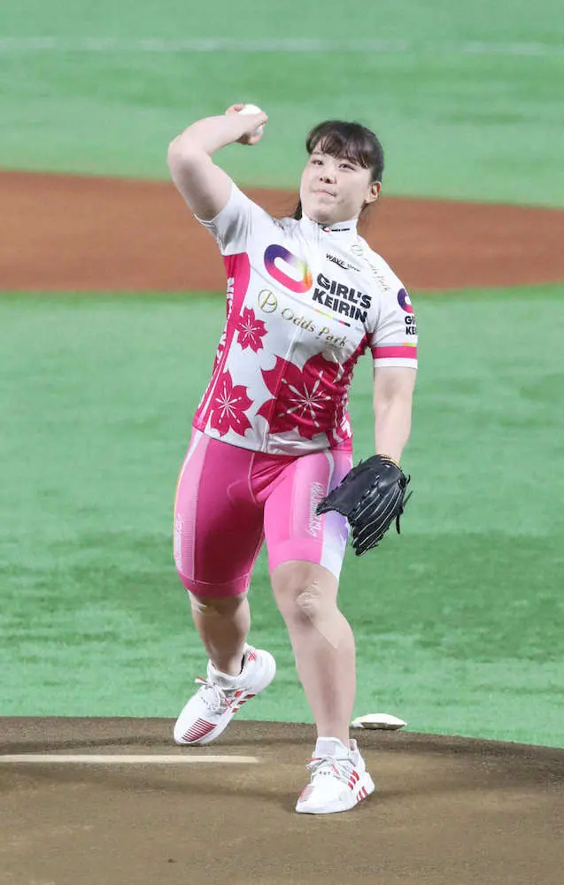 【画像・写真】ガールズケイリンの小林優香が始球式　ワンバウンド投球に「ノーバンを目指していたので、悔しい！」