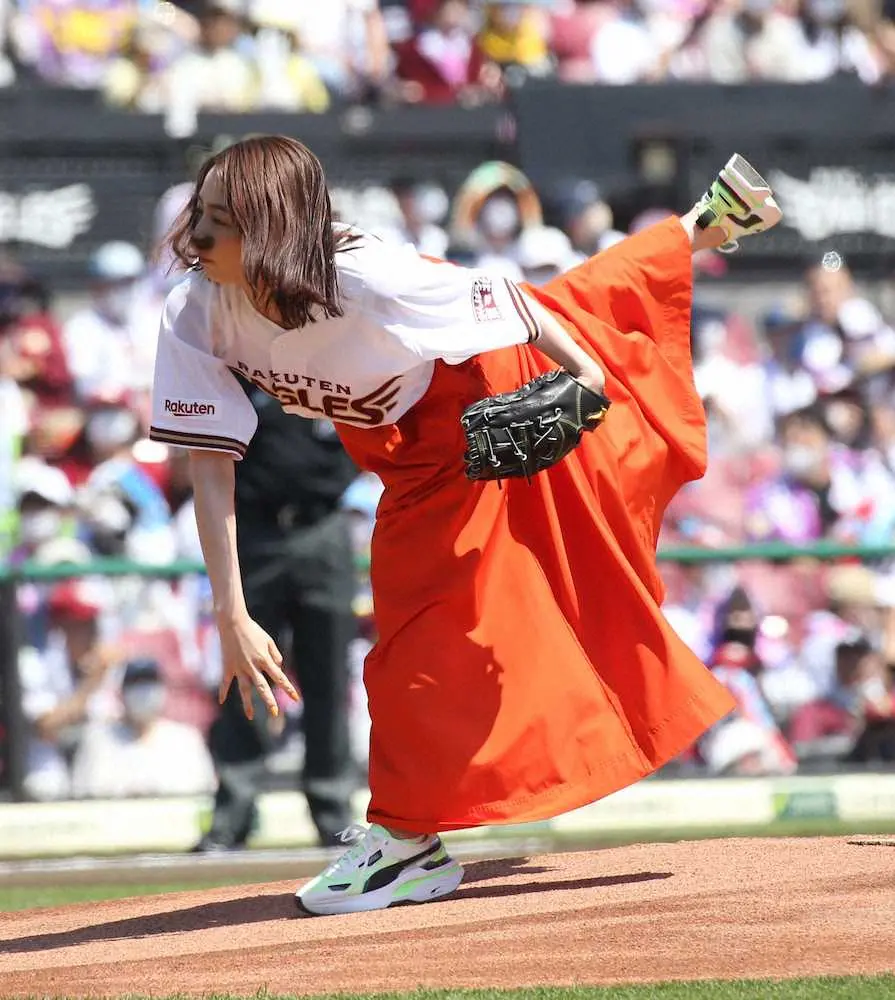 【画像・写真】宇垣美里アナ　楽天戦始球式登場で“勝利の女神”と話題に!ノーバンならず反省「マウンドの傾斜が想定外」