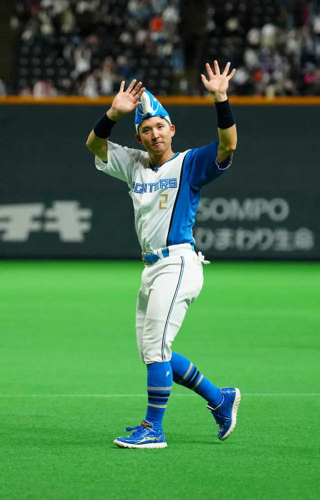 【画像・写真】日本ハム杉谷がファンに感謝の爆笑お立ち台　「死に物狂いでお立ち台に来ました」