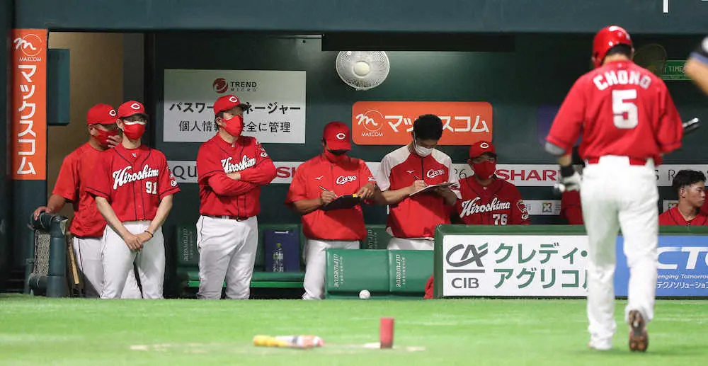 【画像・写真】ああ広島3連敗　佐々岡監督が就任3年目で初の取材拒否…広報通じ「広島に戻ってやり直します」　