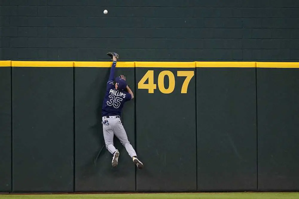 【画像・写真】レンジャーズのホワイトが超美技　レイズの崔志萬の左中間への大飛球を好捕