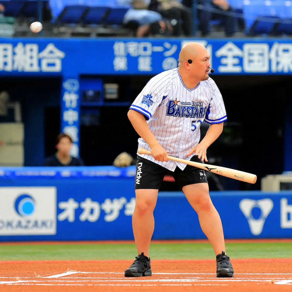 【画像・写真】鬼越トマホーク始球式　捕手役のDeNA・山崎がケンカ芸仲裁も…「ポテトチップスがダメ」
