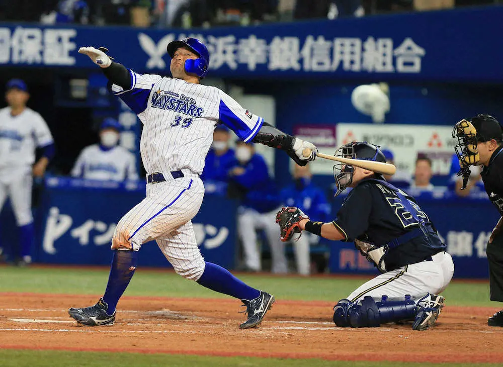 【画像・写真】オリ・伏見にアクシデント　DeNA・嶺井の空振りフルスイングが頭部直撃　担架で運ばれ負傷交代