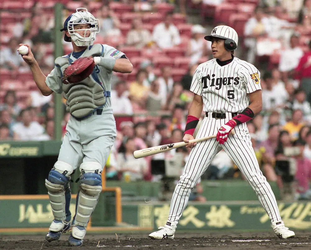 97年、中日・矢野（左）と阪神・新庄