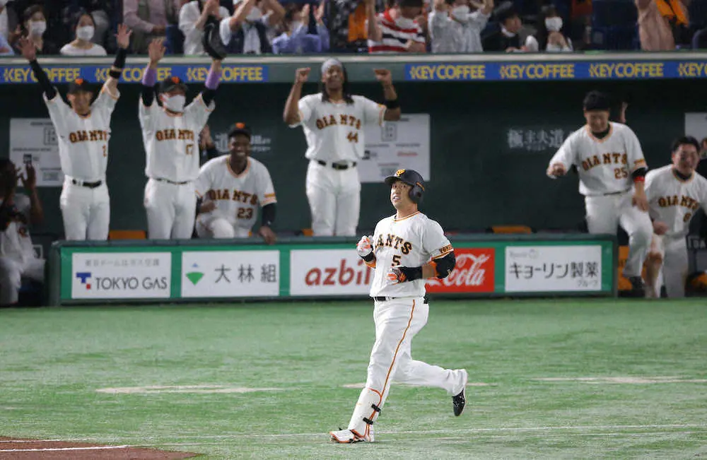 【画像・写真】巨人・中島「もっといい形で打ちたかったですけど（笑）」　止めたバットに当たったゴロがV打に