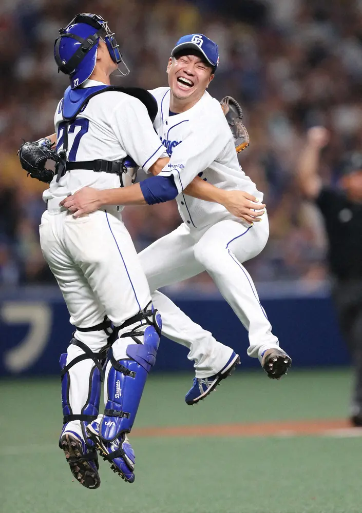 2019年9月14日の阪神戦でノーヒットノーランを達成し大野奨太捕手（左）と抱き合って喜ぶ大野雄大投手