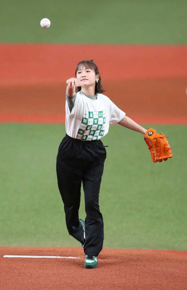 【画像・写真】川栄李奈　始球式3回目も…「もう一度チャンスがあれば、ノーバンでいきたい」