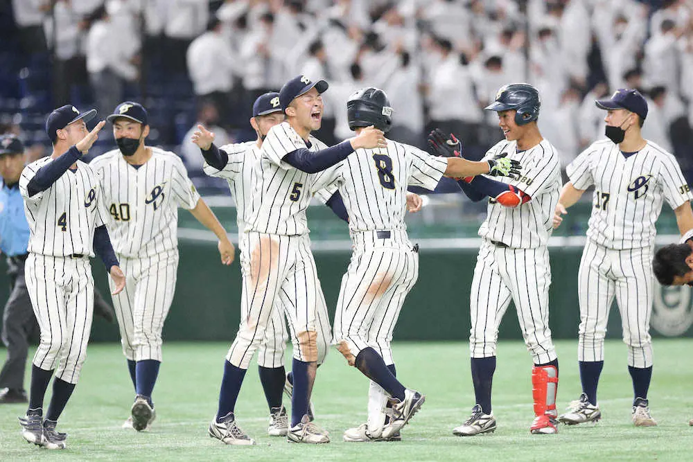 【画像・写真】上武大サヨナラ！　石沢がバット折りながら執念の一打　指揮官「バットを1本プレゼント」