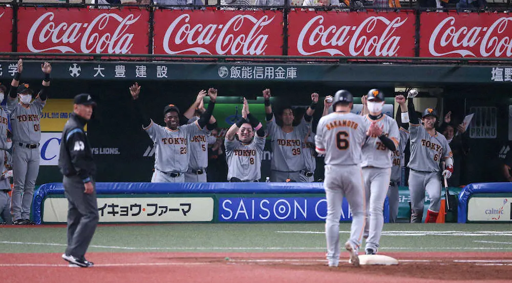 【画像・写真】巨人・坂本勇人が先制タイムリー！40日ぶり復帰いきなり2打席連続安打！ベンチ歓喜のガッツポーズの嵐