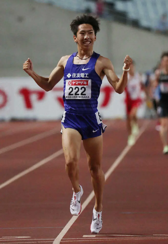 【画像・写真】＜第106回陸上日本選手権第1日＞男子5000メートルで優勝し、ガッツポーズをする遠藤（撮影・坂田　高浩）