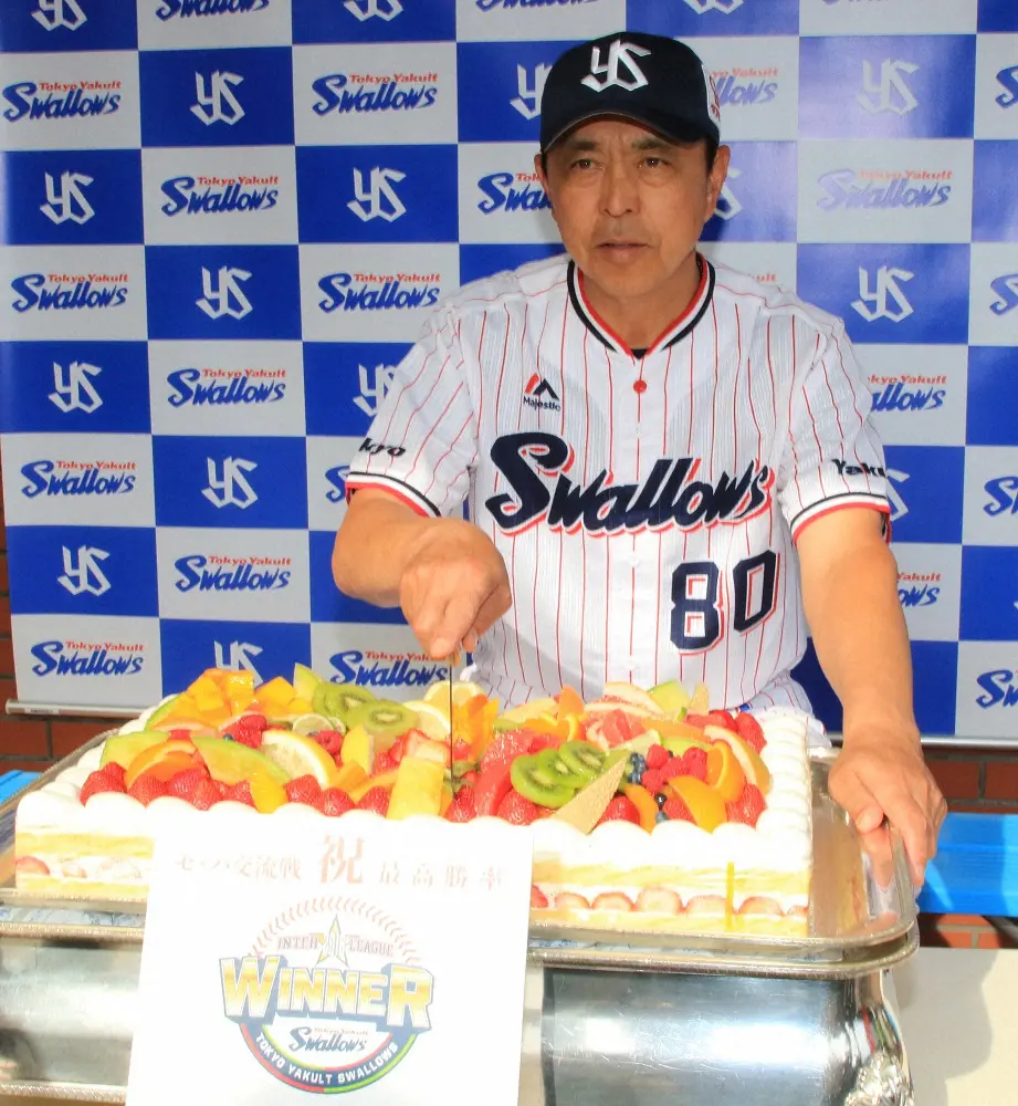 2018年、交流戦最高勝率のお祝いのケーキにナイフを入れる小川監督