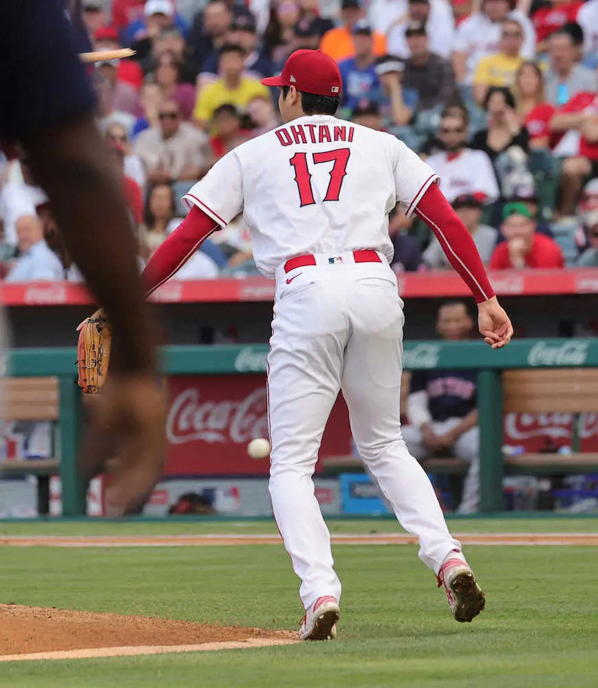 【画像・写真】大谷翔平　危ない！！あわや折れたバットが直撃、あと数センチで…ヒヤリ