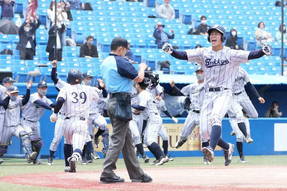 【画像・写真】“ミラクル佛教”再び！　うなだれたエース山本のためにナイン奮起でサヨナラ勝ち　明大への雪辱にも成功
