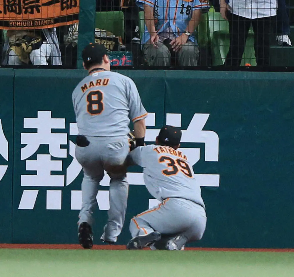 【画像・写真】巨人・立岡　外野守備で丸と交錯…左足を痛め担架で退場