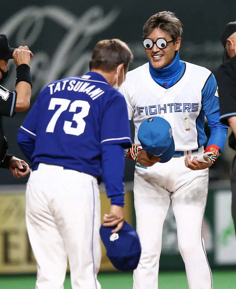 【画像・写真】日本ハム・新庄監督　おもしろメガネをかけて笑撃のメンバー表交換　中日・立浪監督も苦笑い