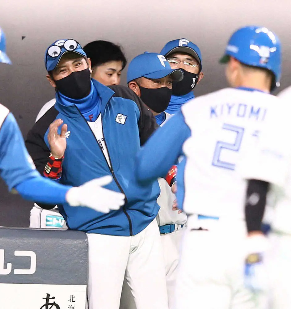 【画像・写真】日本ハム・新庄監督　プロ初犠打決めた清宮を褒める「もっともっとね、いいチームになると思う」