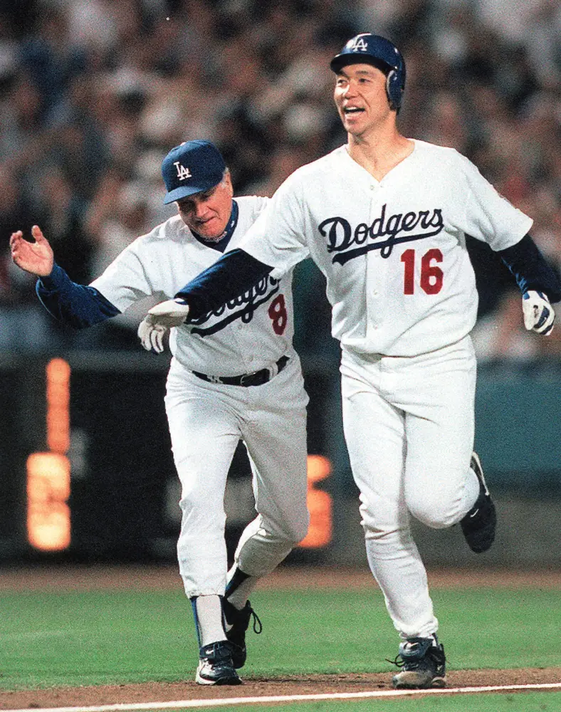 1998年4月28日、ブルワーズ戦で自身メジャー初、日本人選手としても初本塁打を記録したロサンゼルス・ドジャース時代の野茂英雄氏（AP）
