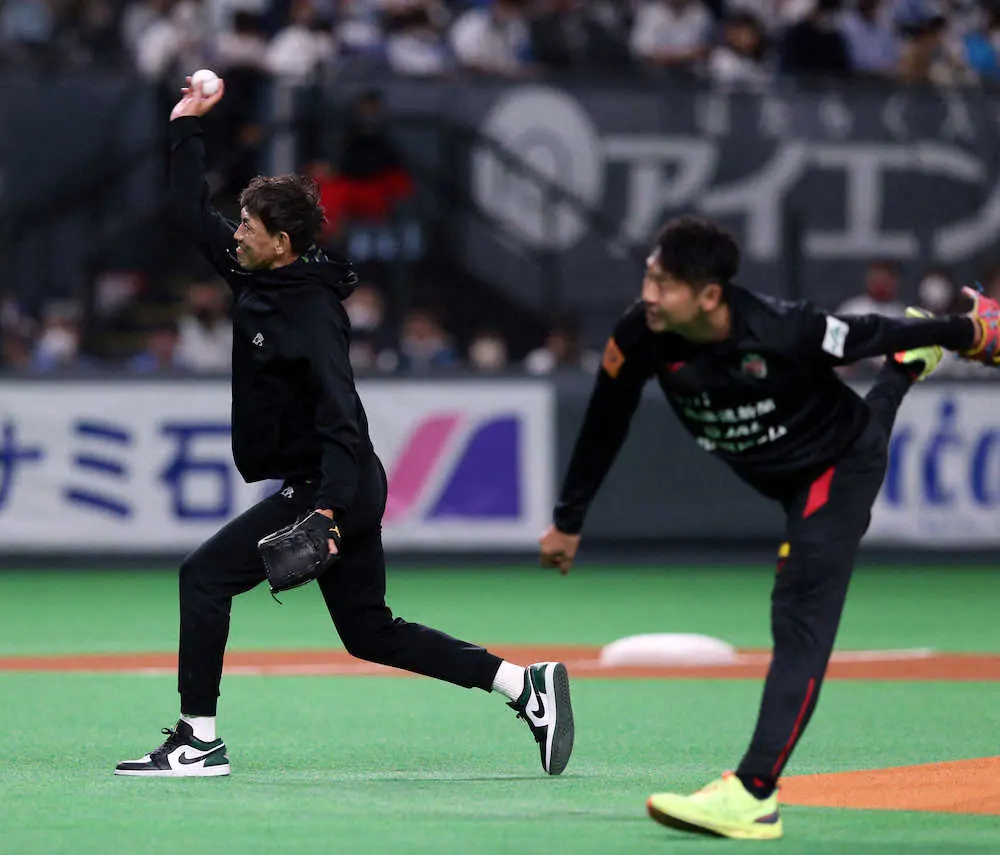 【画像・写真】元バスケットボール男子日本代表・折茂武彦氏始球式　18日の引退試合に向け「もう体バキバキです」