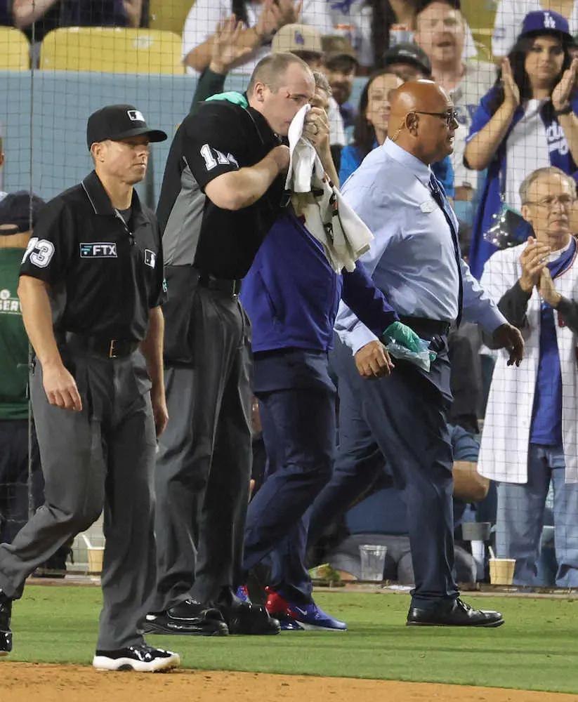 【画像・写真】エンゼルス　大谷翔平の打席直前　球審にアクシデント、トラウトの折れたバットが直撃