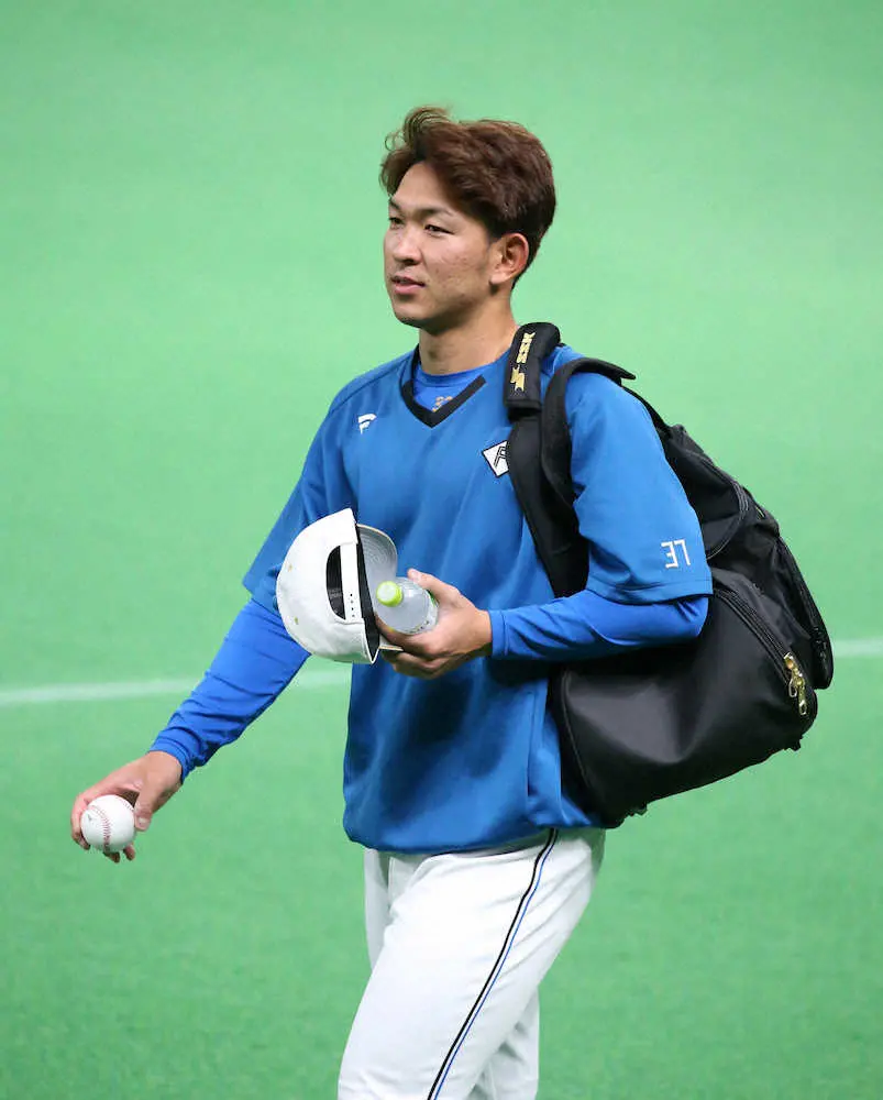 【画像・写真】グランド入りする日本ハム・柿木（撮影・高橋　茂夫）