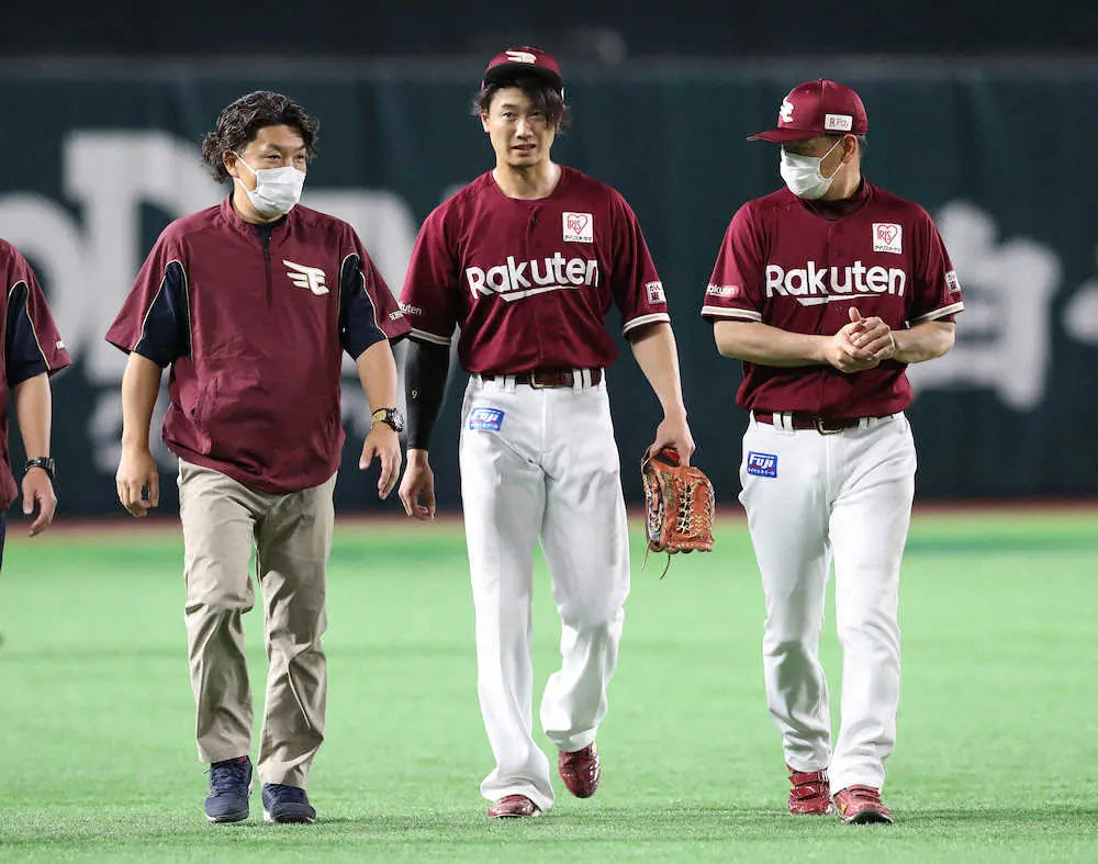 【画像・写真】楽天・西川が好捕も外野フェンス激突で途中交代　石井監督「脳しんとうの症状があった」