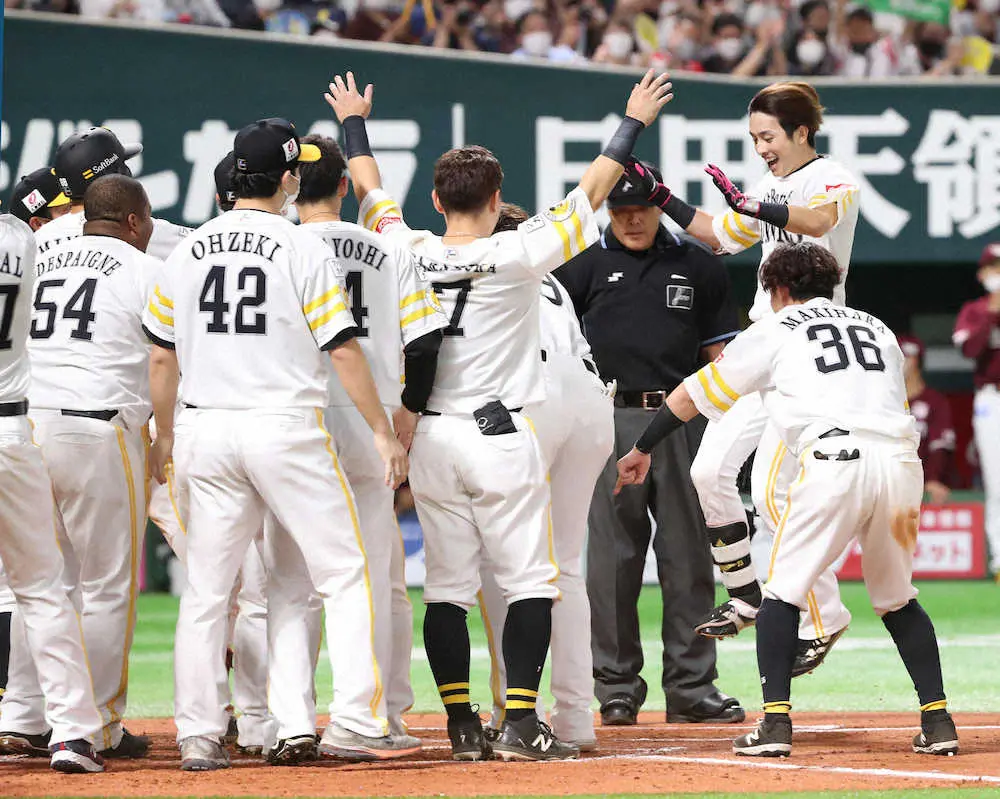 【画像・写真】ソフトバンク　周東サヨナラ弾で首位返り咲き!延長戦制し楽天との“天王山”に2連勝