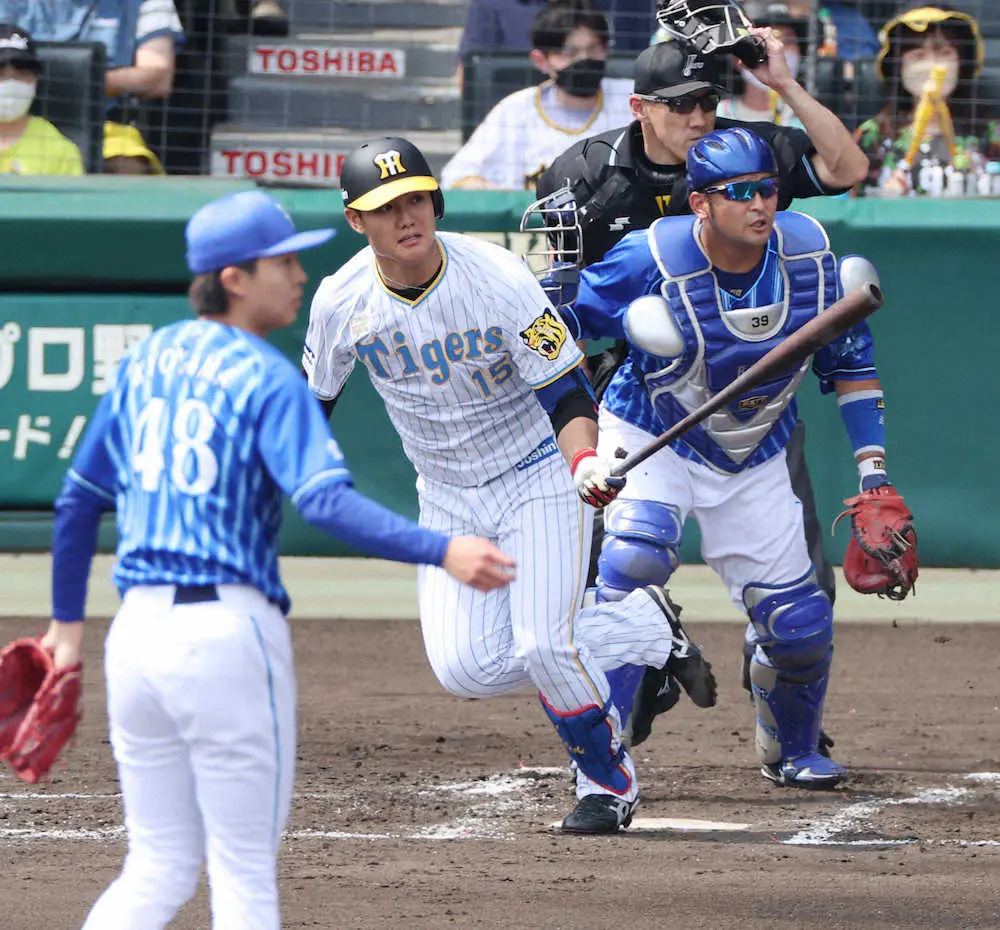 【画像・写真】阪神・西純、またもバットで魅せた!　2回に先制の適時二塁打　塁上で喜び爆発