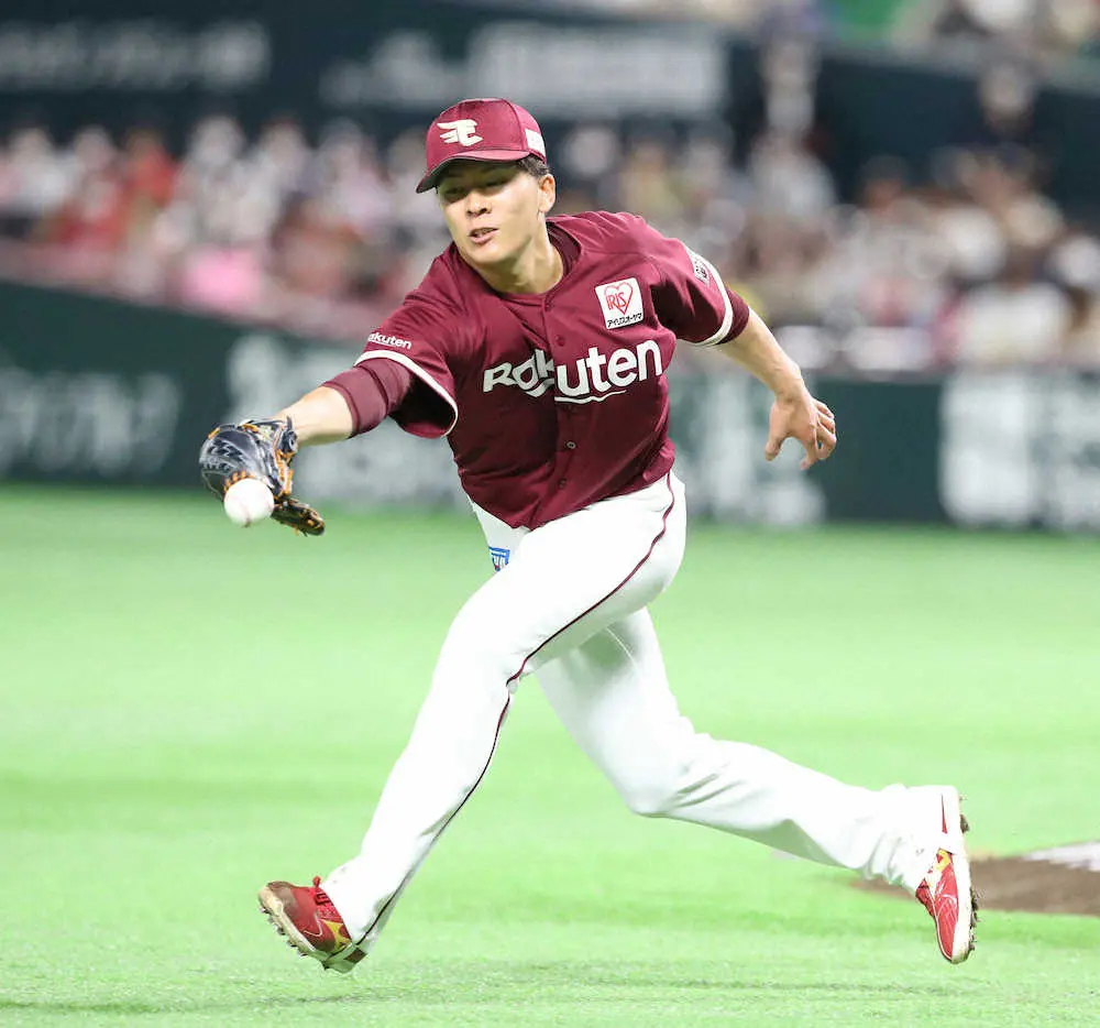 【画像・写真】楽天・早川に必要な投手としての集中力と執念　4回にゴロを前に出て処理せず失策