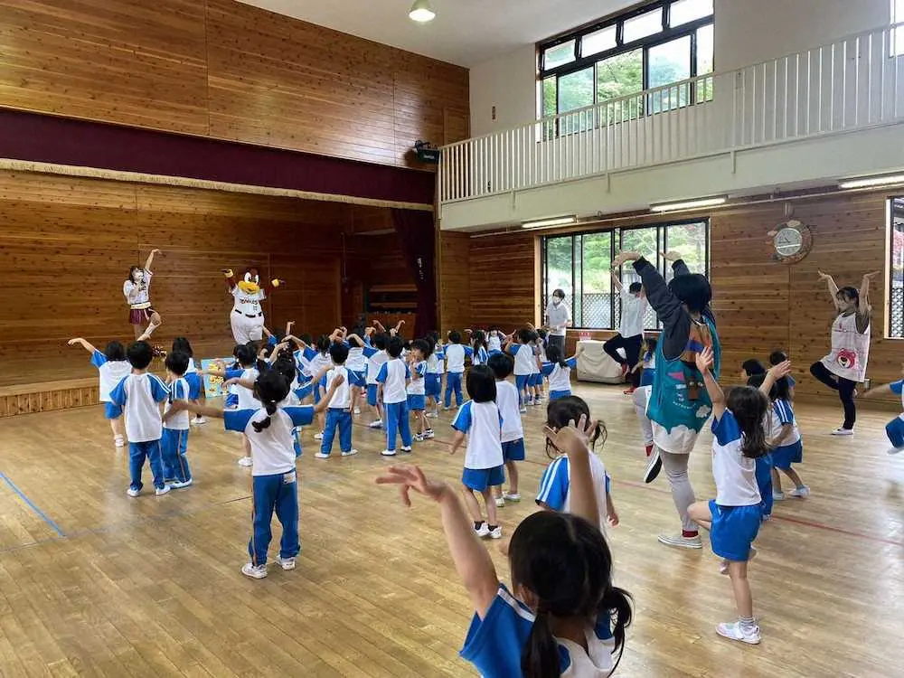 【画像・写真】楽天　秋田市内幼稚園で「フレンドシップジャーニー」開催　マスコット、公式チアらが園児と触れ合い