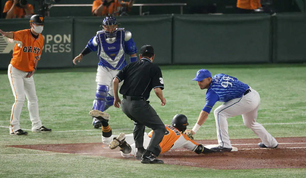 ＜巨・D＞初回、吉川は送球が逸れた間に飛び出しすぎ、走塁死する。右は一塁手のソト（撮影・河野　光希）