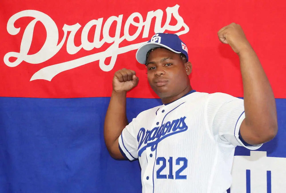 【画像・写真】中日の新外国人ペドロ・レビーラが会見「同じキューバのデスパイネ選手のようになりたい」