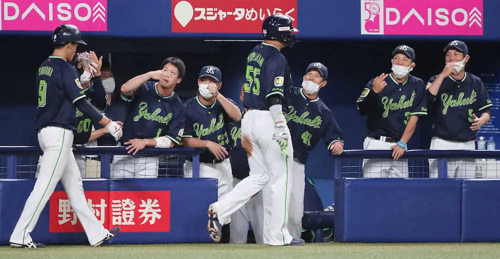 【画像・写真】中村悠平　初回いきなり走者一掃の先制3点打「先に先制点を取りたかった。食らいついて打ちました」