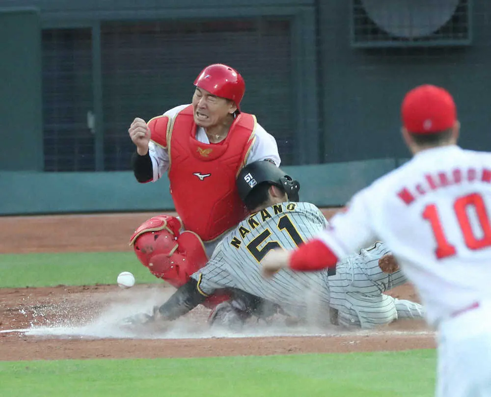 【画像・写真】阪神・中野　会沢と激突でヒヤリ　送球が左肩、頭部に当たり悶絶も、そのままプレー続行