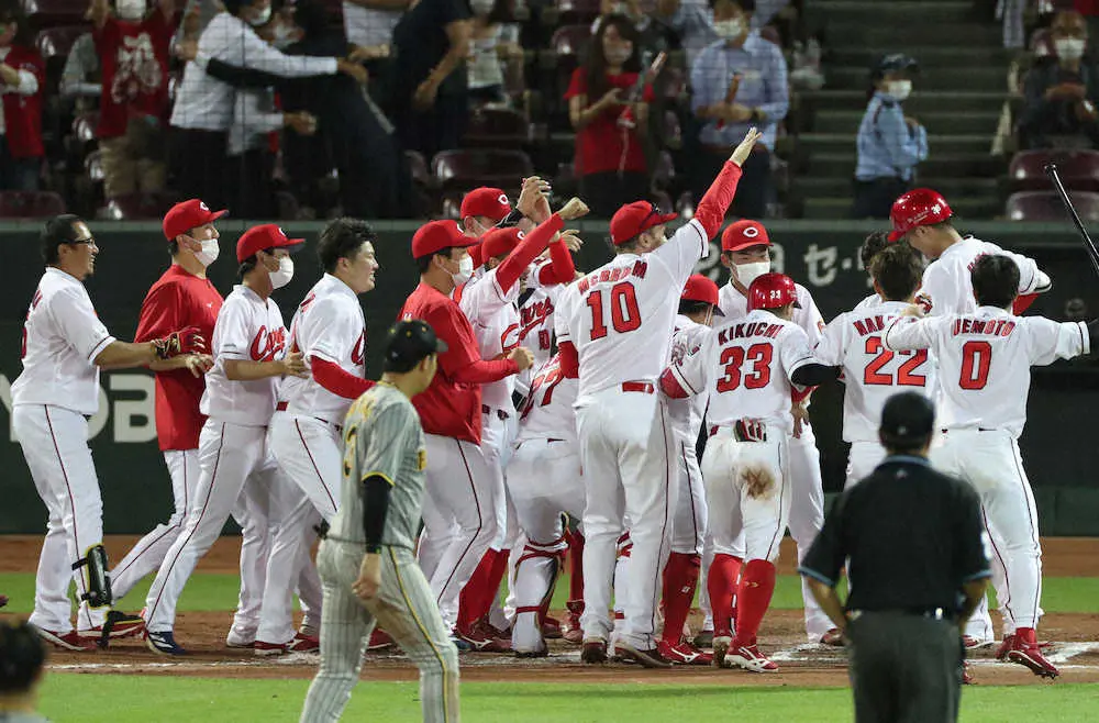 【画像・写真】広島　虎には負けん9連勝！プロ初サヨナラ弾の宇草「先輩の皆さんが喜んでくれたのが一番うれしかった」