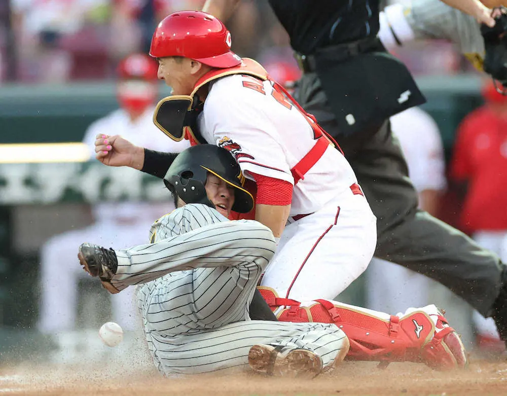 【画像・写真】阪神「ナカ・チカ」猛打賞競演！　1番・中野はド根性ヘッスラ、3番・近本は自己最長更新19戦連続安打
