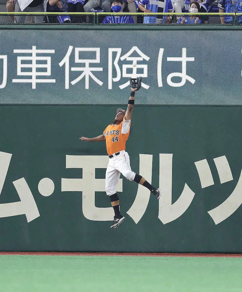 【画像・写真】巨人・ウォーカー　連日の守備練習成果出た！フェンス際の大飛球をジャンピングキャッチ