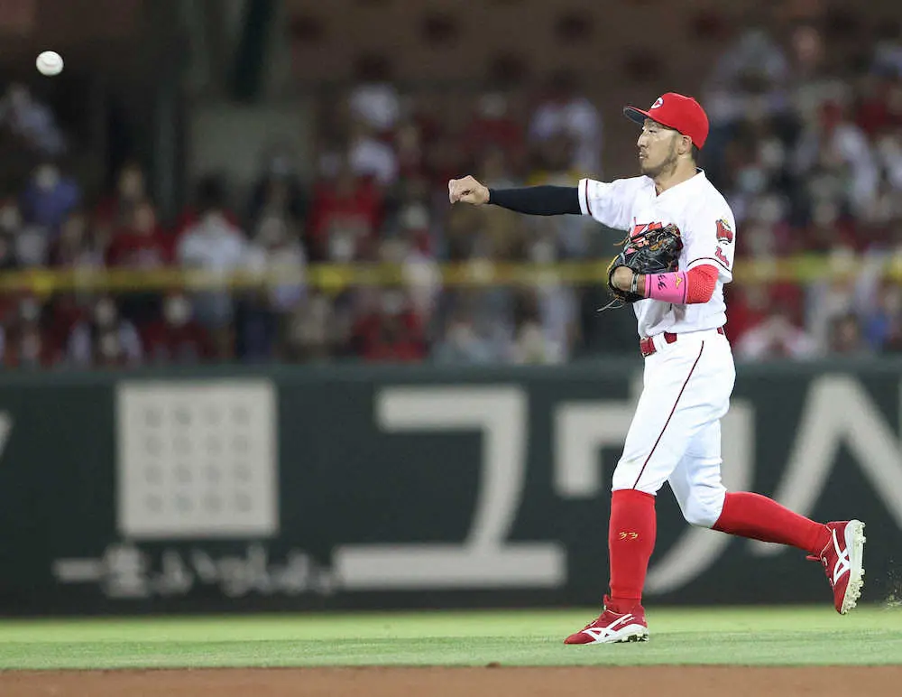 【画像・写真】さすが広島・菊池涼　冷静な判断で三塁オーバーランの糸井を封殺