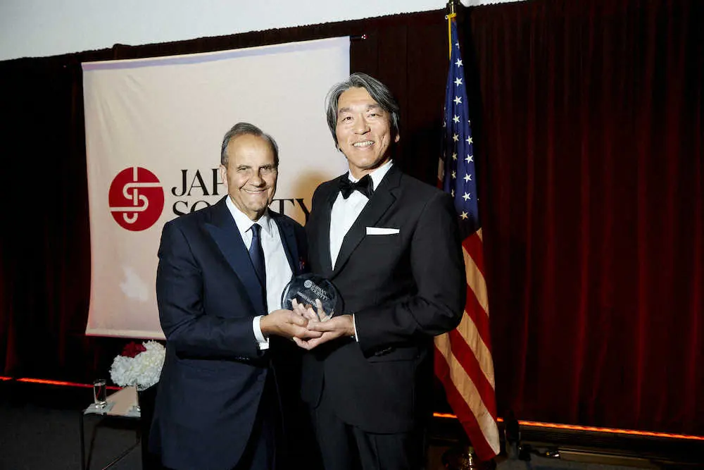 【画像・写真】松井氏　ミスターにトーリ氏に英語で15分間感謝のスピーチ　今年度の「ジャパン・ソサエティー賞」受賞
