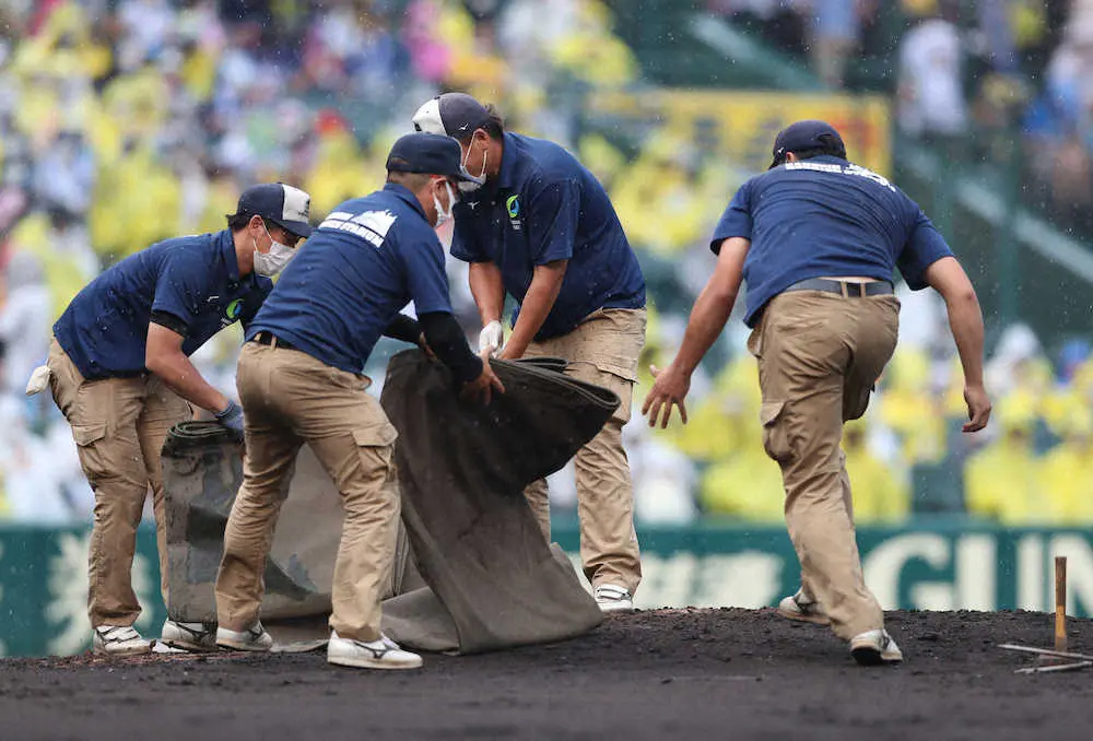 【画像・写真】雨模様の甲子園　初回から阪神園芸が神整備、NHKも“異例”のスローで中継
