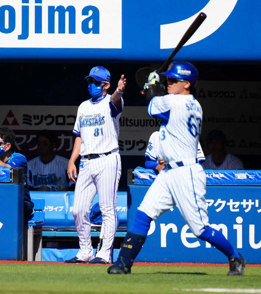 【画像・写真】＜D・広＞4回、代打・関根（右）を告げる三浦監督（撮影・島崎忠彦）