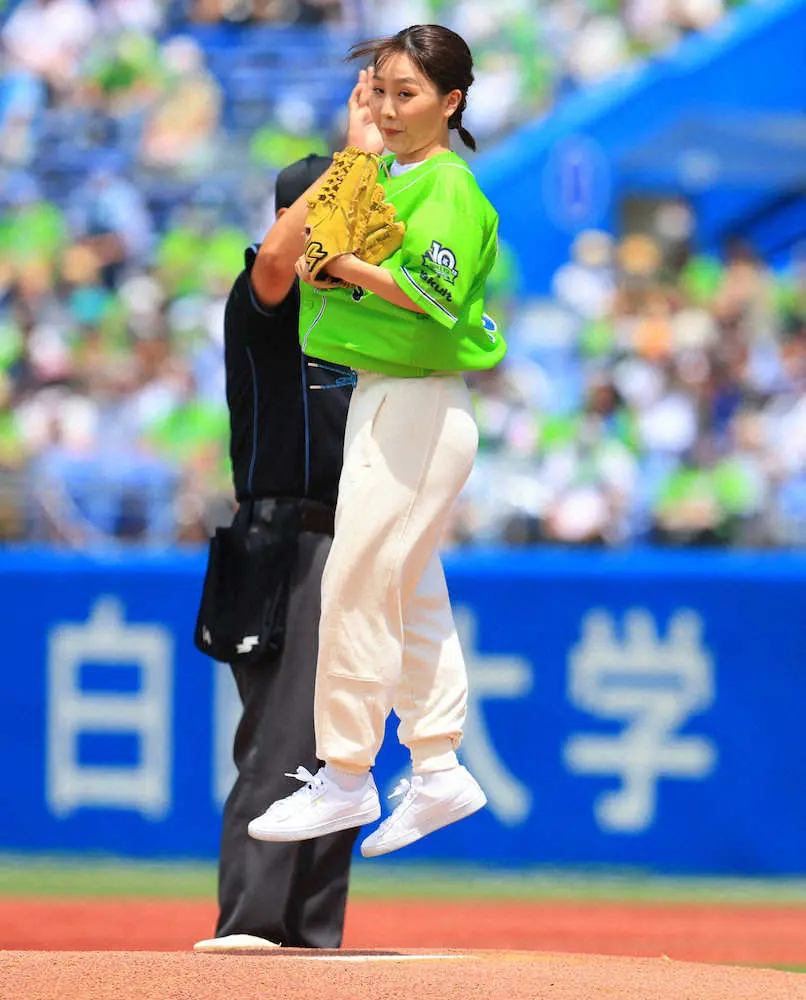 【画像・写真】フィギュア女子・樋口新葉始球式　マウンドで1回転のパフォーマンスも