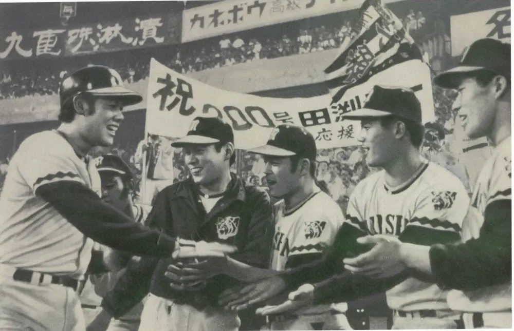 通算200号本塁打を放ちナインの祝福を受ける阪神・田淵幸一（一番左）　1975年06月19日撮影