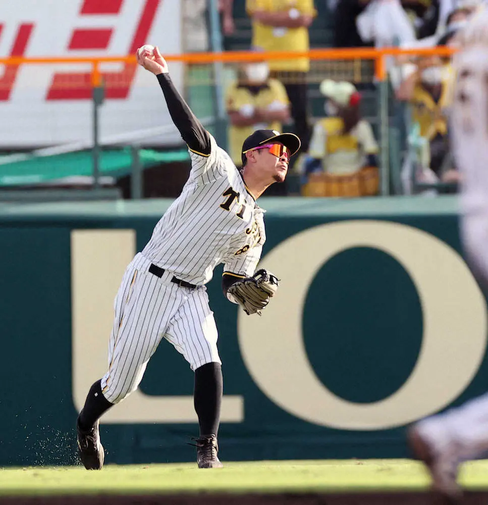 【画像・写真】阪神・佐藤輝　窮地救うレーザービーム!湯浅も感謝「テルさんの守備にも助けられた」