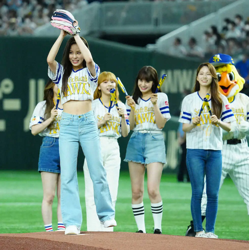 【画像・写真】NiziU・MAKO　かわいい！へそ出しユニでワンバウンド始球式　鷹の祭典in東京D