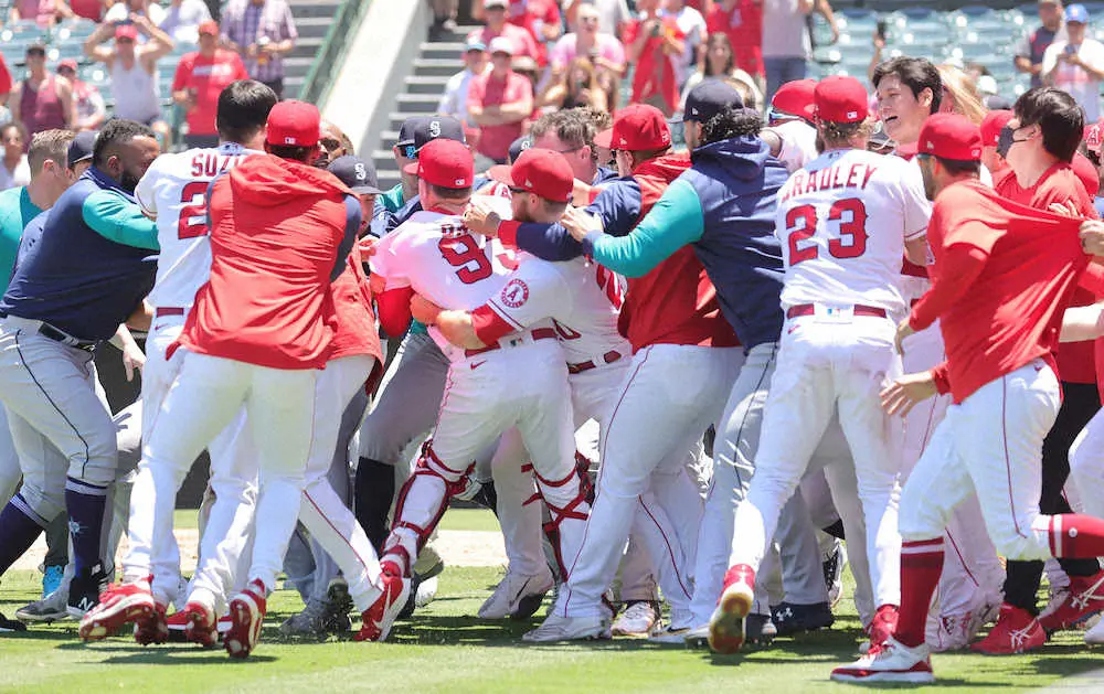 【画像・写真】エンゼルス・大谷「史上最も礼儀正しく」乱闘参戦　ベンチ裏から駆け付け仲裁役