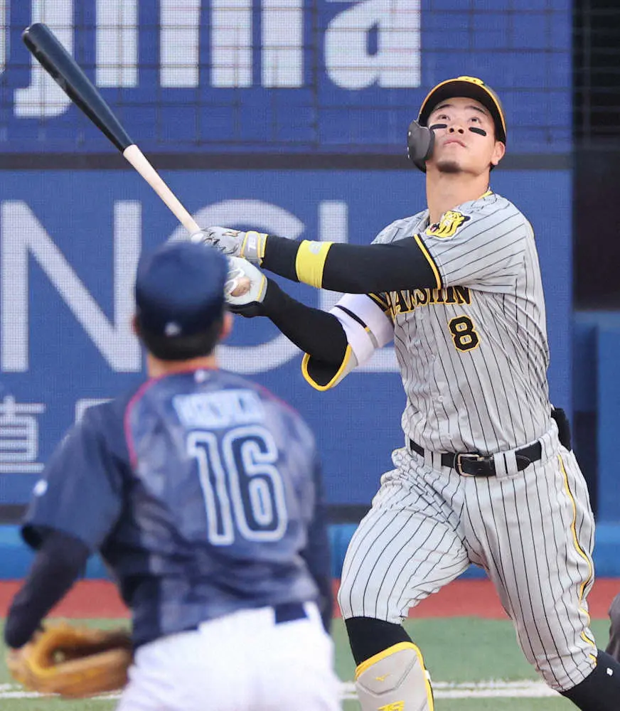 【画像・写真】阪神・佐藤輝　山崎撃ち！次につながる意地の二塁打「点を取るべき場面で取れるように」