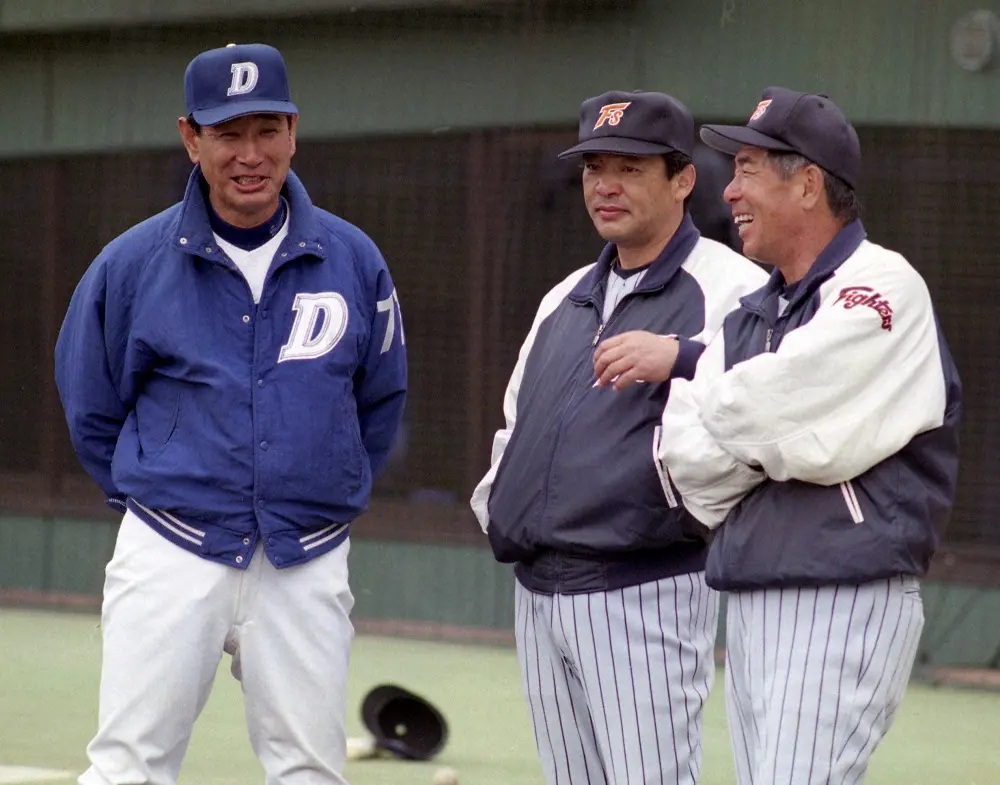 1997年、日本ハム選手として初めて古巣・中日と対決した落合（中央）は、星野監督（左）、上田監督と試合前に談笑