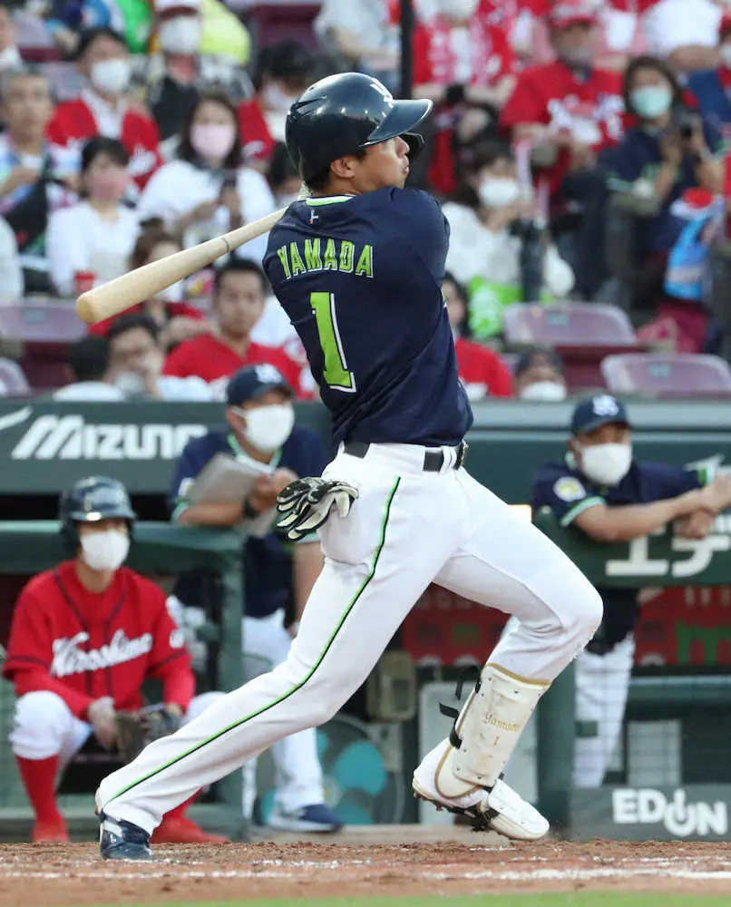 ＜広・ヤ＞4回無死、山田は左越えにソロ本塁打を放つ　（撮影・奥　調）
