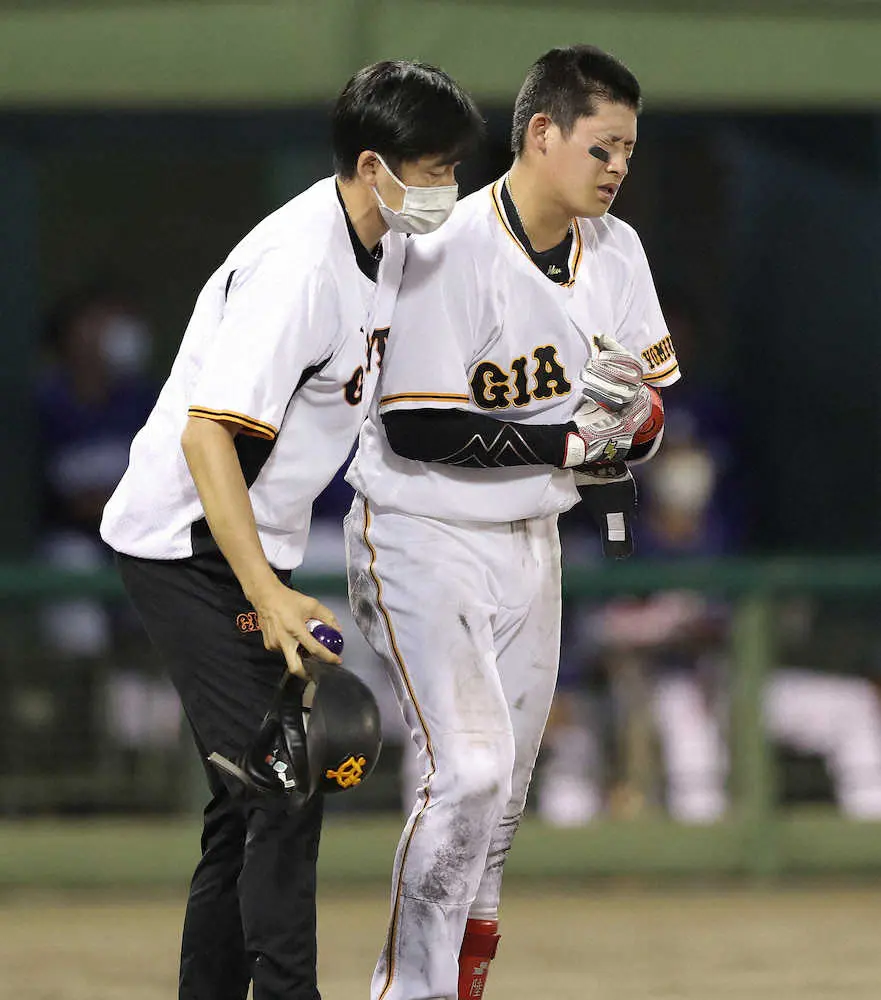 【画像・写真】巨人・原監督もヒヤリ　売り出し中の増田陸がプロ初死球を受け、苦悶の表情