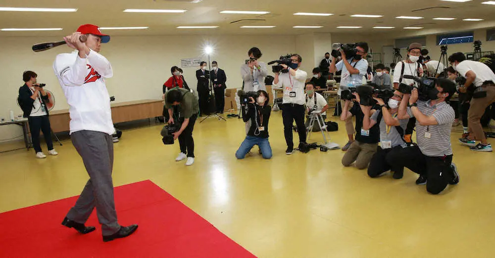＜広島＞報道陣の前でポーズをとる秋山（左）　（撮影・奥　調）